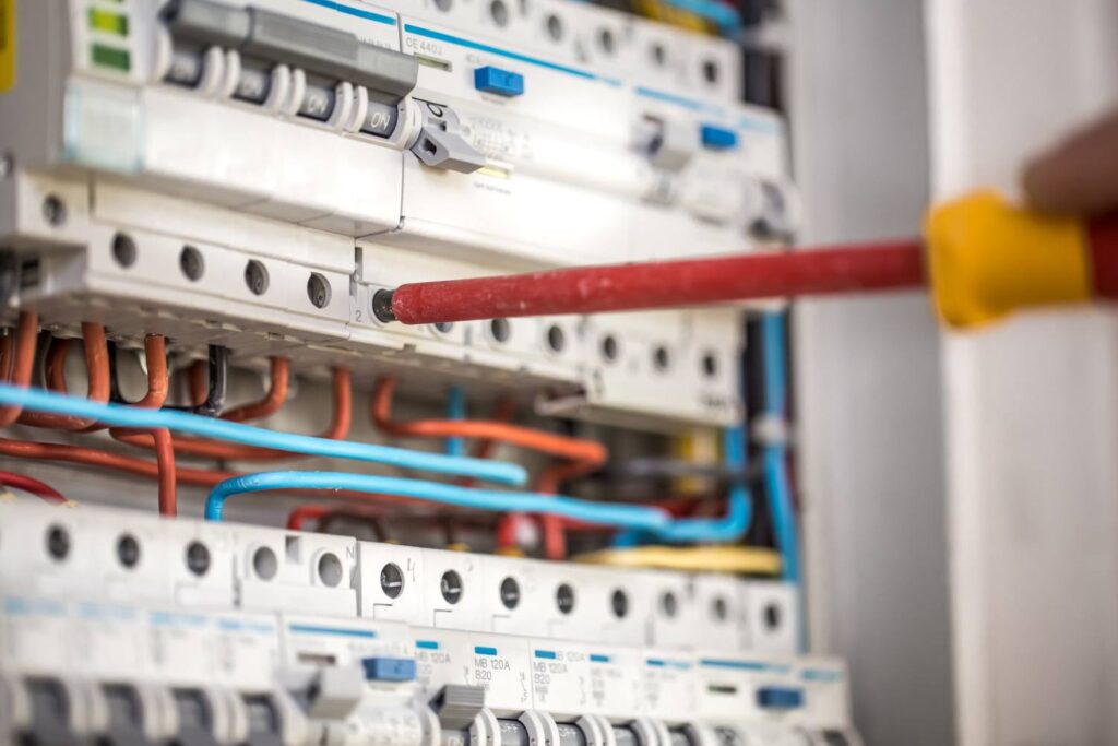 Контролно табло с монтаж на PLC и релета за автоматизация при изграждане на ел. табла